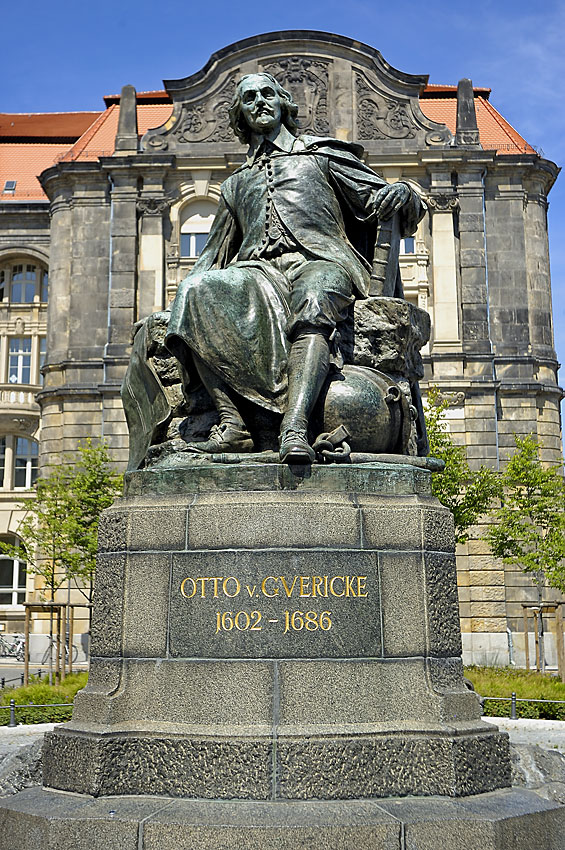 Das Otto von Guericke-Denkmal