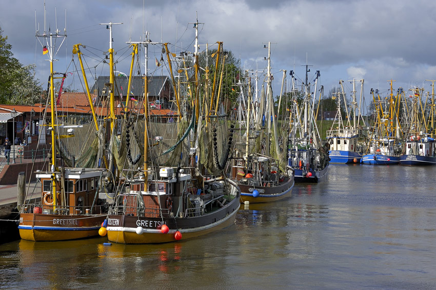 Krabbenkutter im Hafen von Greetsiel