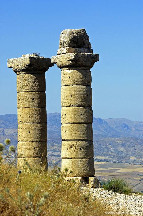 Säule mit Stierskulptur in Karakus